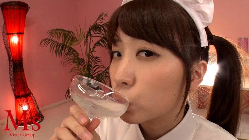 Yuki Sakuragi swallows cum from a glass
